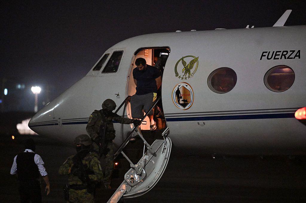 José Adolfo Macías desciende de un avión tras ser recapturado bajo la custodia de militares en Ecuador, en junio de 2025