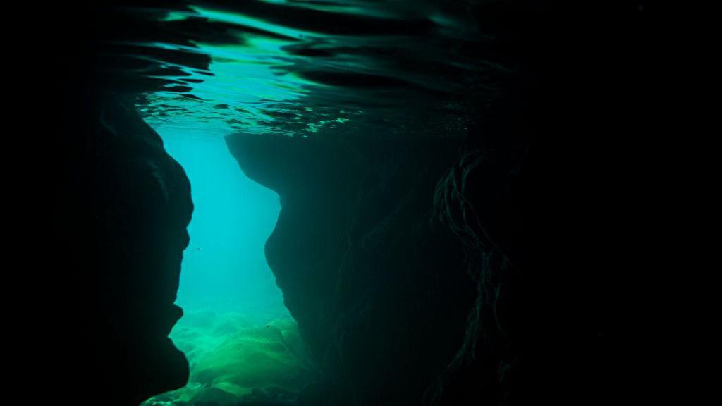 Imagem de uma caverna submarina