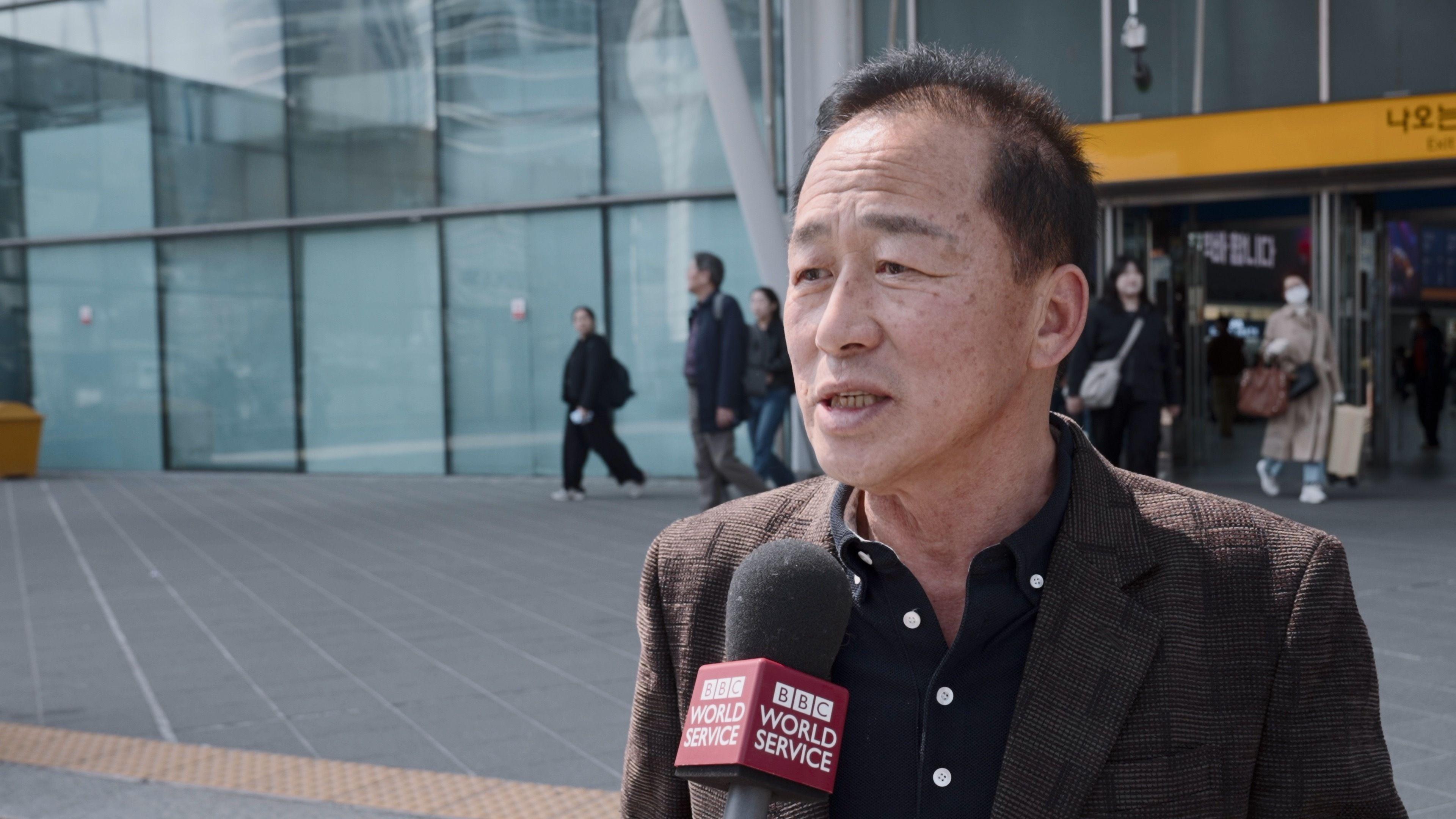 서울역 앞에서 60대 남성이 BBC와 인터뷰를 나누고 있다