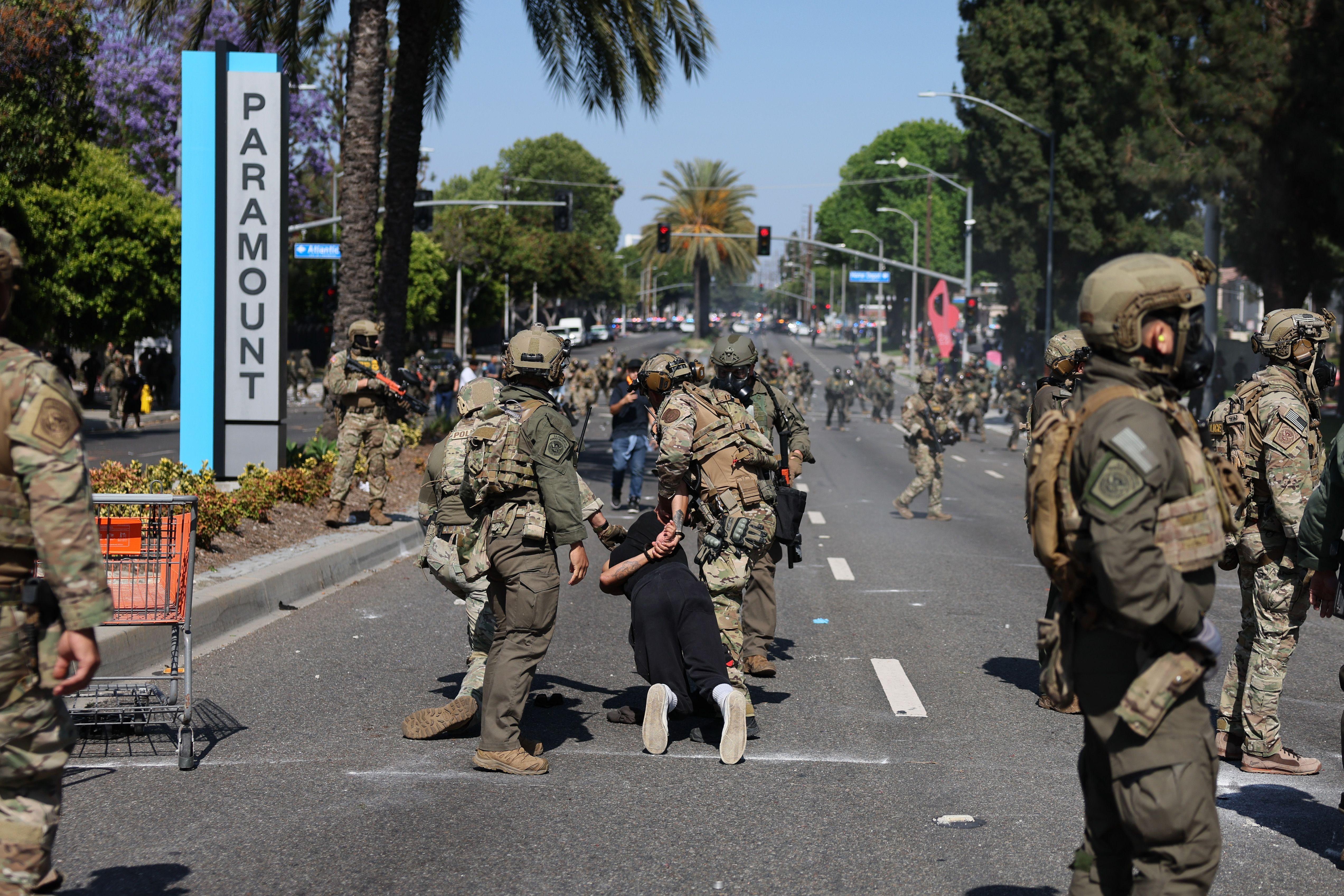 Un manifestante es arrestado durante un enfrentamiento con agentes federales cerca de un Home Depot después de una redada realizada por el Servicio de Inmigración y Control de Aduanas (ICE) en Paramount, California, EE. UU., el 7 de junio de 2025.