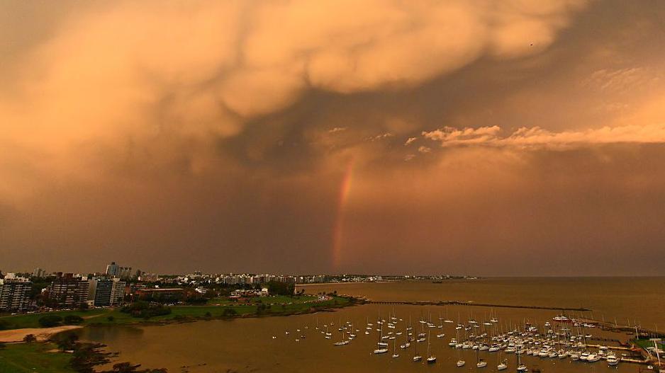 Un arcoíris iluminado por el sol en Montevideo, el 21 de abril de 2026.