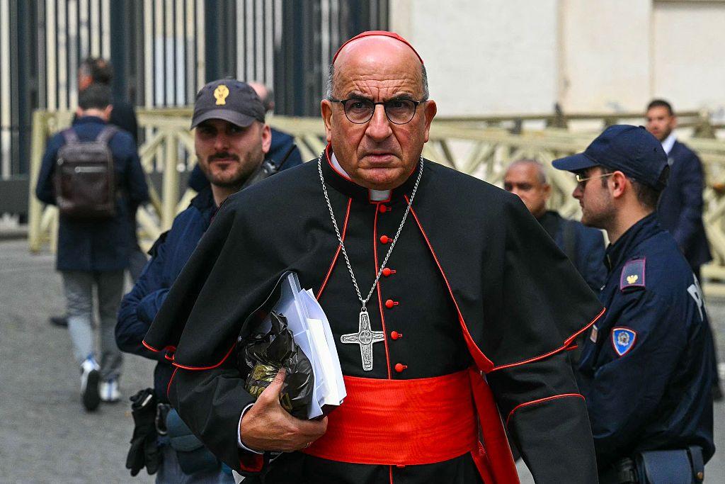 El cardenal chileno Fernando Chomali saliendo del Vaticano, el 24 de abril de 2025.