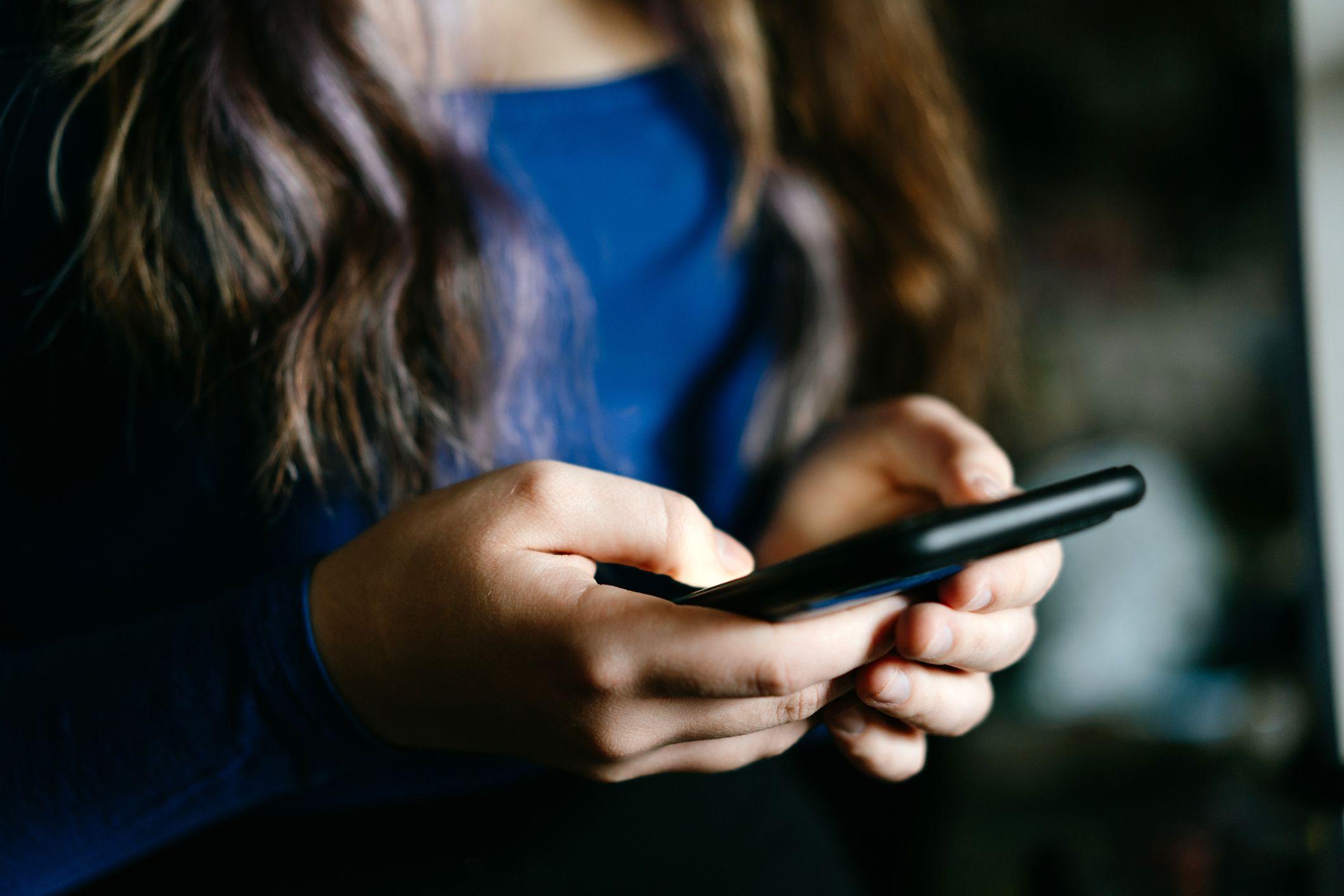 Una mujer sostiene un celular