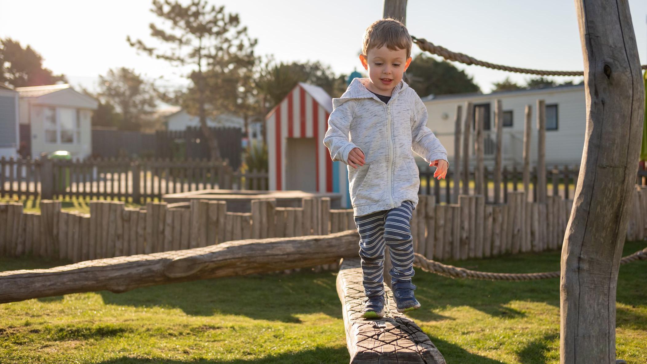 niño jugando en el jardín