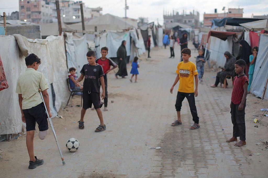 طفل فلسطيني بُترت ساقه بسبب الحرب في غزة يلعب الكرة مع أصدقائه