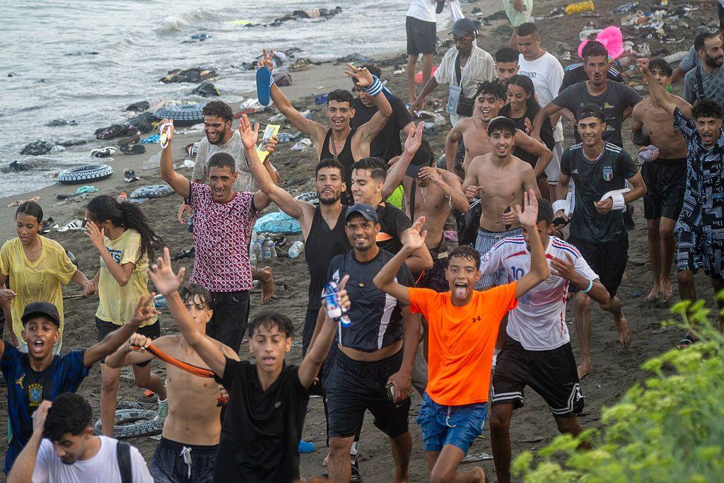 Migrantes llegando a Ceuta de Marruecos.