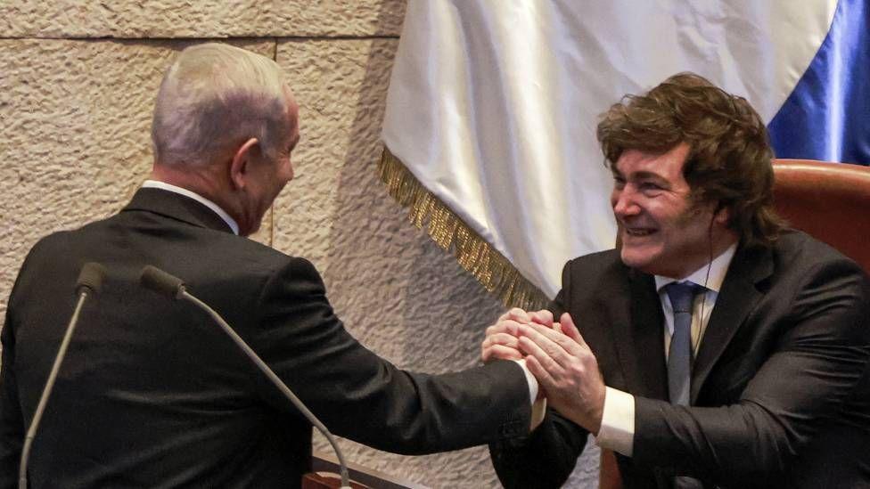 Javier Milei da un apretón de manos a Benjamin Netanyahu
