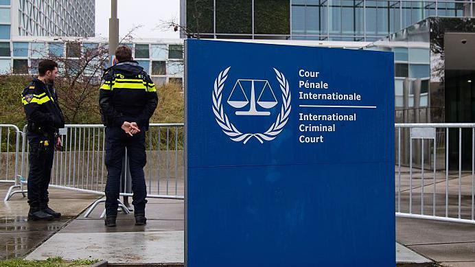 Lažni Brazilac i ruska špijunaža 3 Uzlaz u zgradu MSK-a - Znak MSK, iza njega dvojica muškaraca u uniformama.