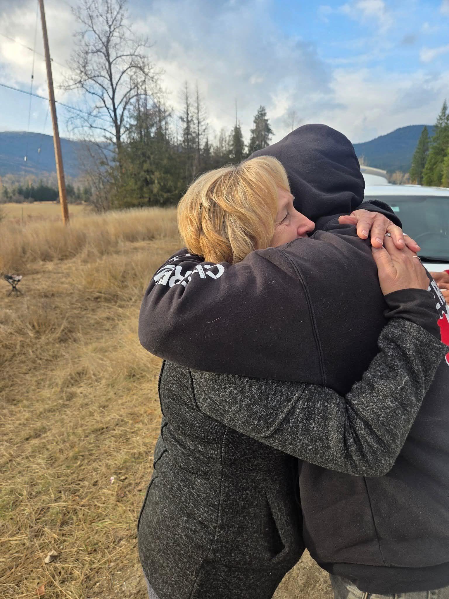 La propietaria de la granja se abraza a un familiar