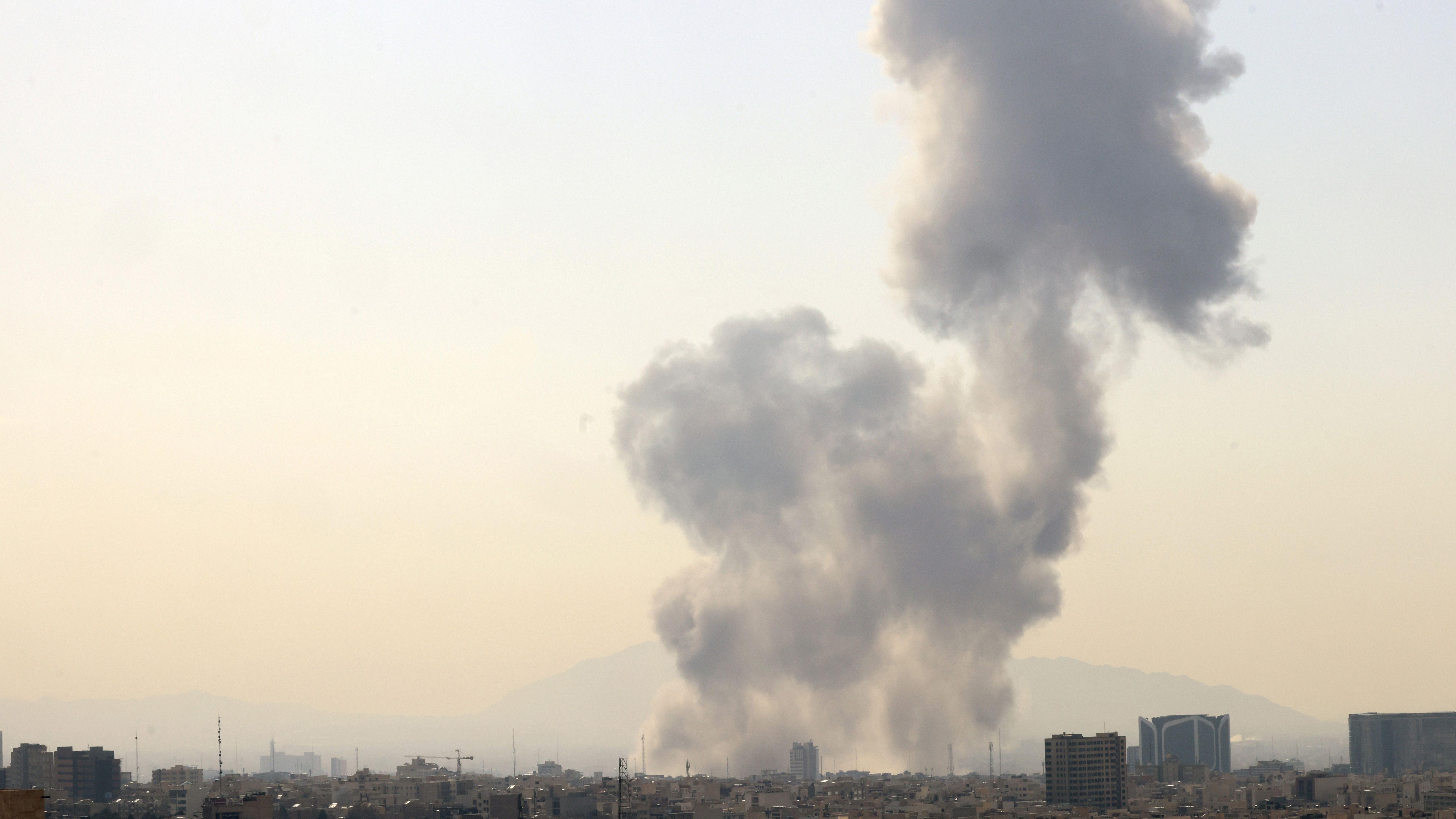 2026年2月28日，德黑蘭市中心上空煙霧直衝天際。