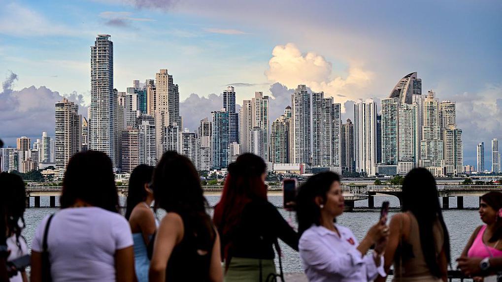 Personas en el casco antiguo de la Ciudad de Panamá.