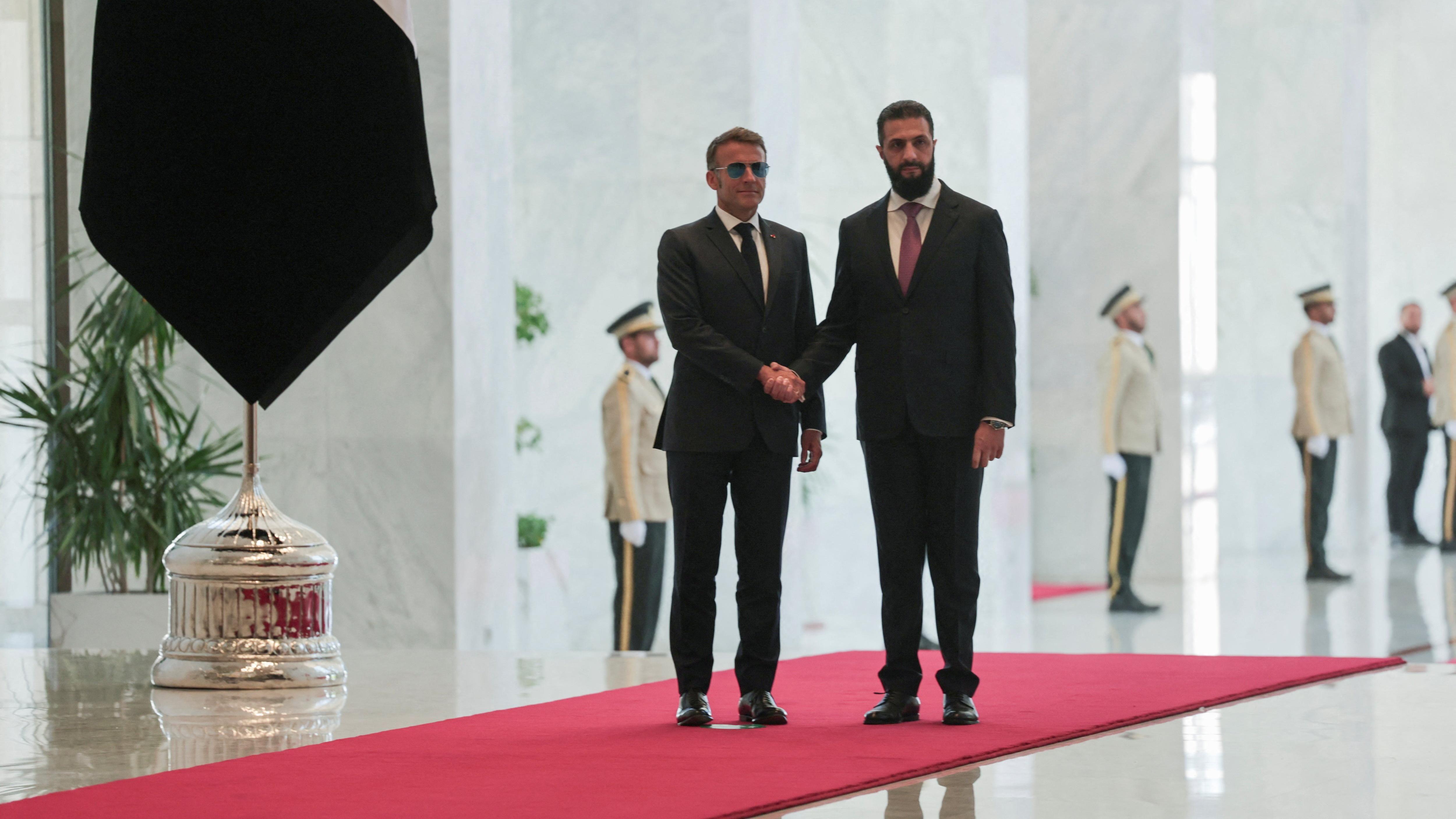 الرئيس الفرنسي إيمانويل ماكرون يلتقي بالرئيس السوري المؤقت أحمد الشرع في قصر الشعب في دمشق، سوريا، 7 يوليو 2026. رويترز/محمود حسانو
