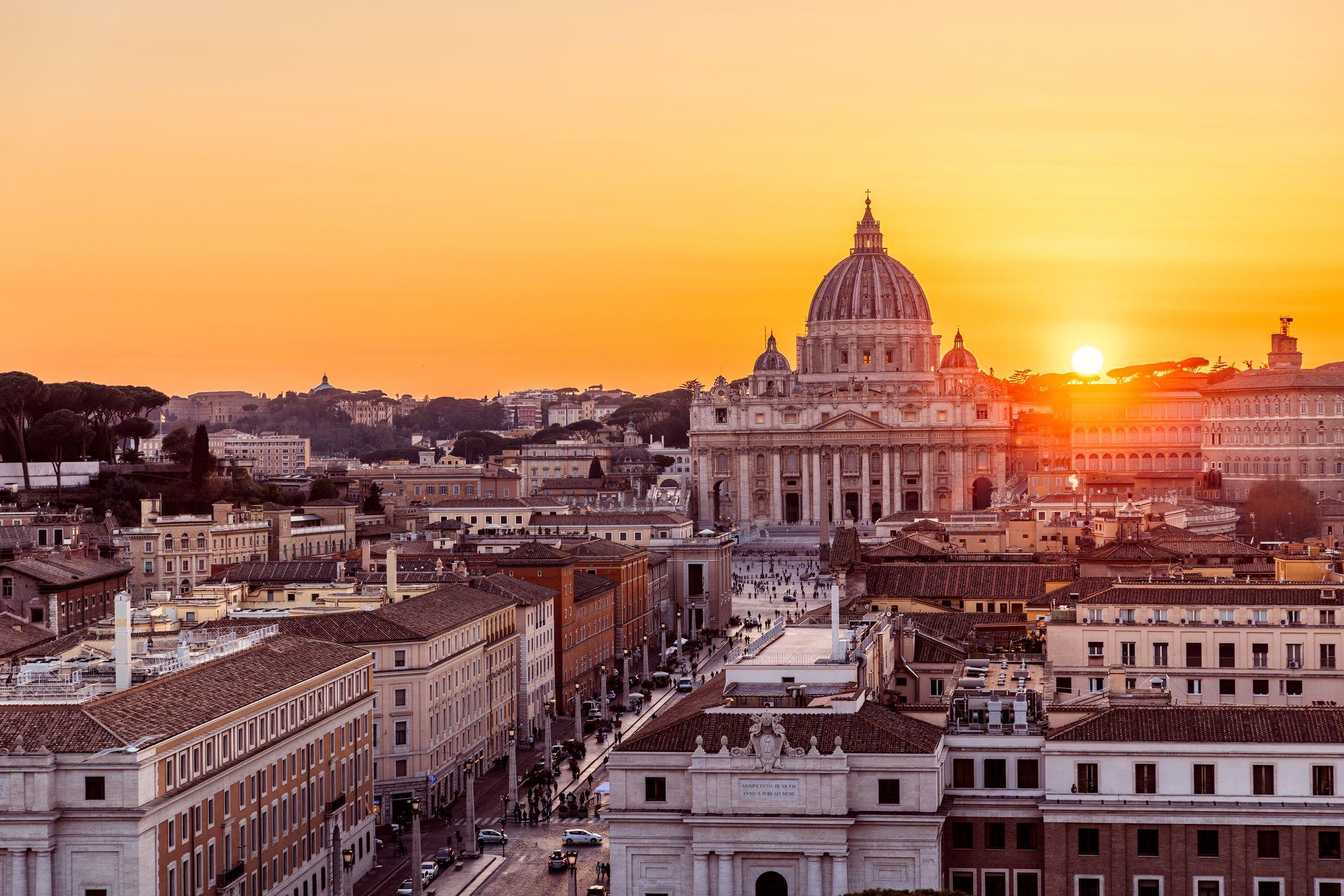 La basílica de San Pedro, en el corazón de Roma al atardecer. 