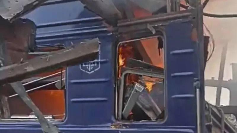 Delovi plavog vagona u plamenu