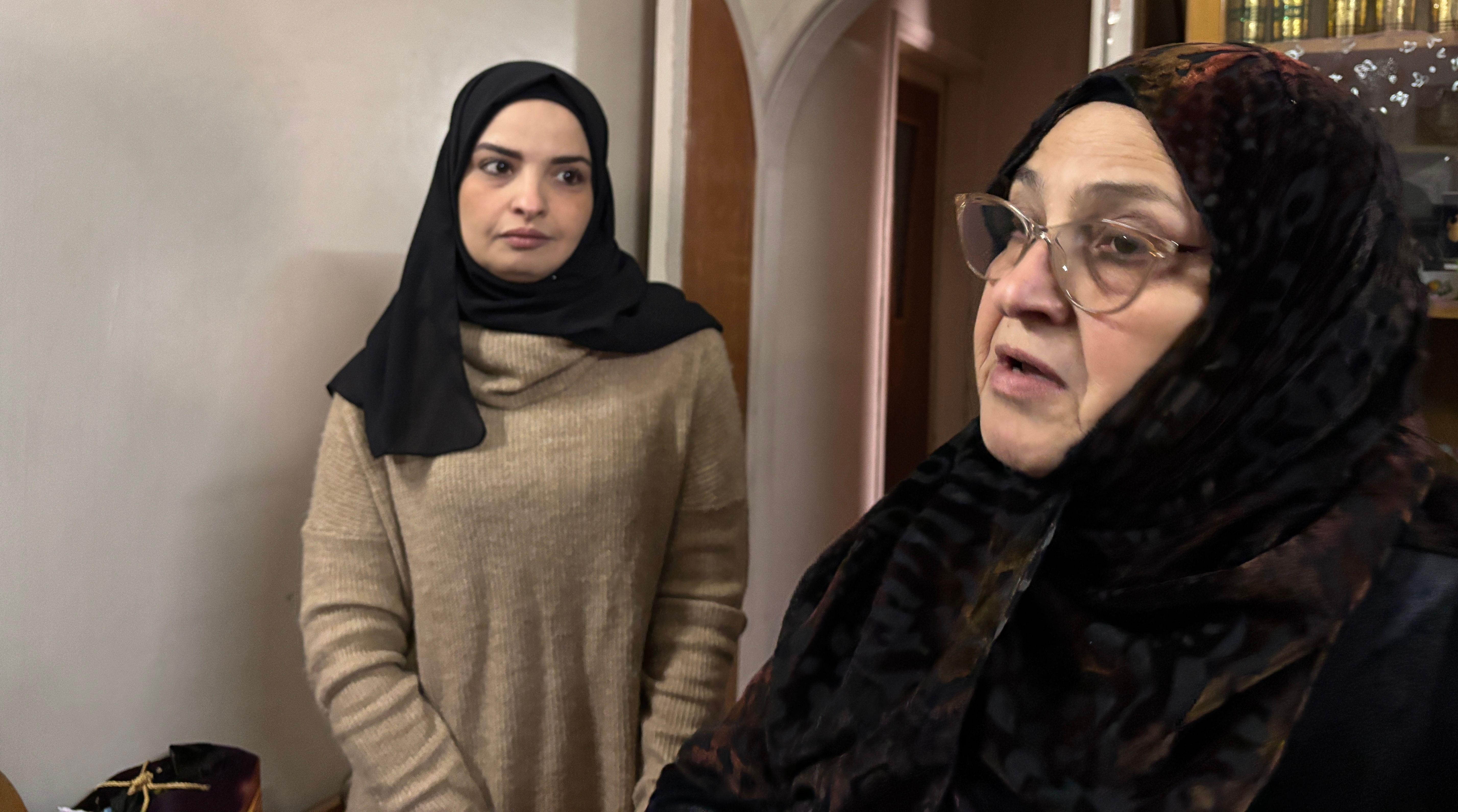 صليحة، والدة إياد وناصر، وشقيقتهما تقف إلى جانبها.