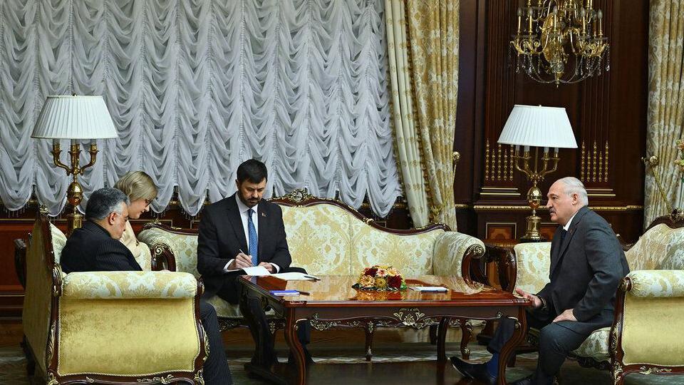  بیلاروس کے صدر الیگزینڈر لوکاشینکو دائیں جانب اور ایران کے سفیر علی رضا صانعی ان کے سامنے بیٹھے ہوئے ہیں۔