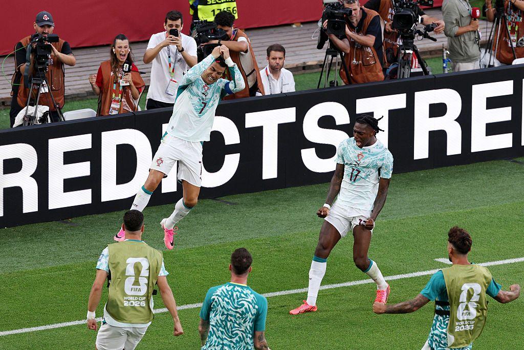 Cristiano Ronaldo, junto a varios miembros de la selección de Portugal, celebran el gol de Ronaldo contra Croacia