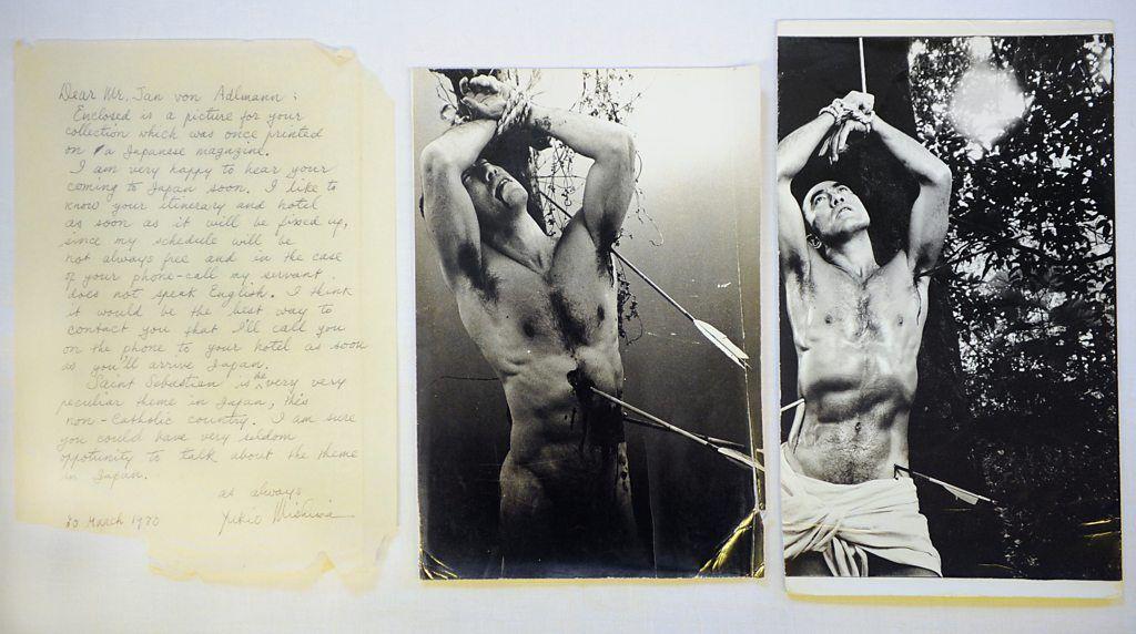 Fotografías en blanco y negro en las que el autor japonés Yukio Mishima aparece caracterizado como Sebastián.