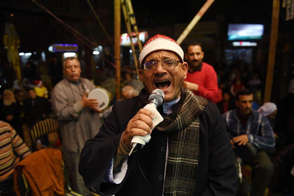 أحد المنشدين في المولد النبوي في محافظة المنوفية شمالي مصر 2015