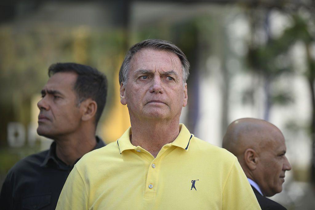 O ex-presidente Jair Bolsonaro deixa o hospital após passar por exames médicos, autorizados pelo ministro Alexandre de Moraes, do Supremo Tribunal Federal, para retornar à prisão domiciliar enquanto aguardava julgamento após ser acusado de planejar um golpe após sua derrota eleitoral, em Brasília, 16 de agosto de 2025.