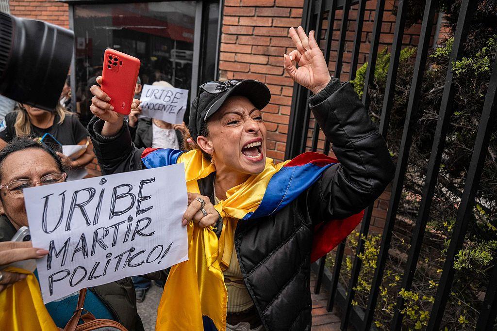 Partidarios y detractores de Uribe salieron a las calles este lunes antes de que se conociera el veredicto.
