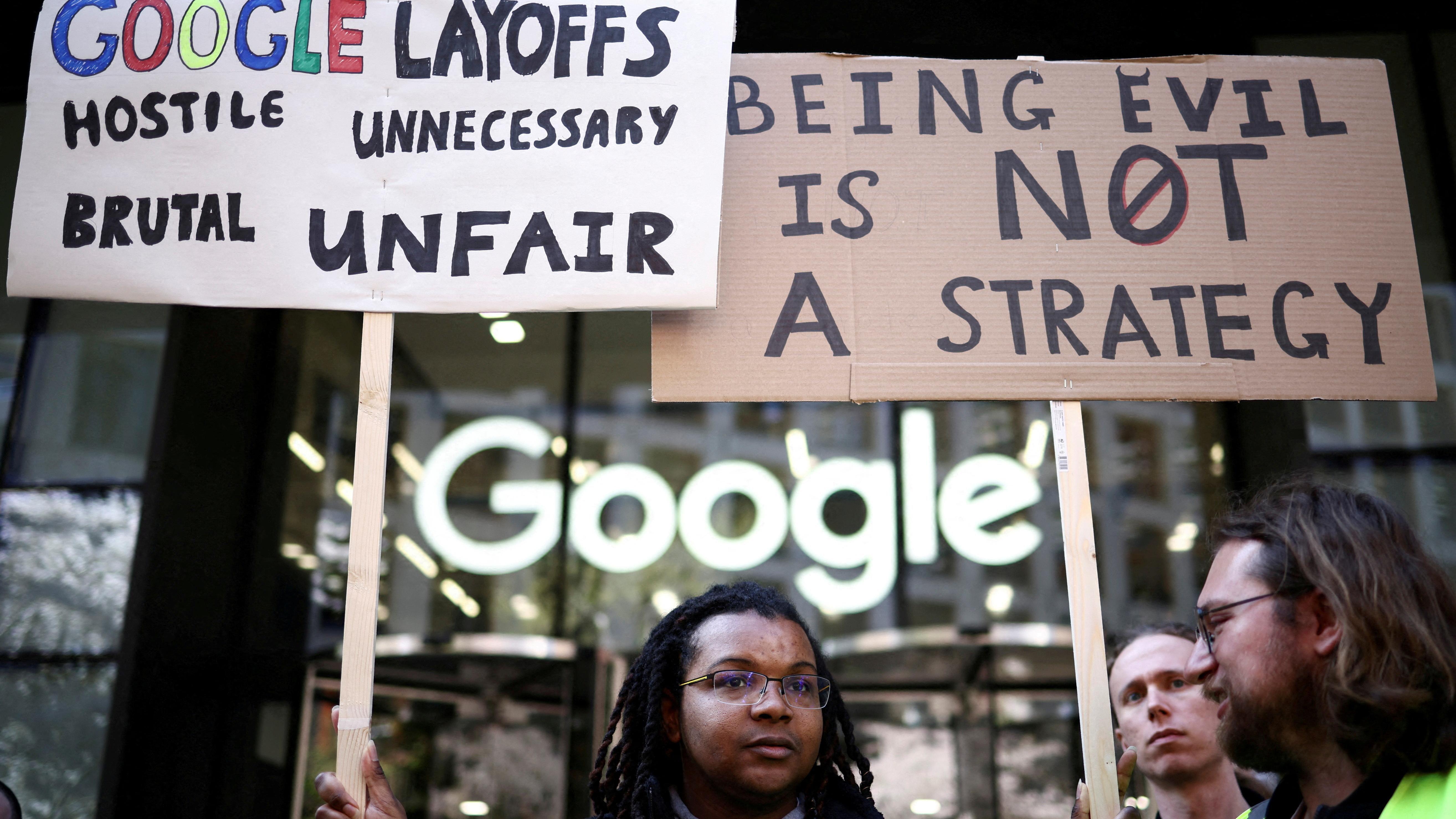 Um grupo de trabalhadores do Google do lado de fora do escrit&oacute;rio da empresa em Londres protestando contra uma decis&atilde;o anterior de cortar empregos, com cartazes feitos &agrave; m&atilde;o que dizem &ldquo;Google layoffs: hostile, unnecessary, brutal, unfair&rdquo; e &ldquo;Being evil is not a strategy.&rdquo; 