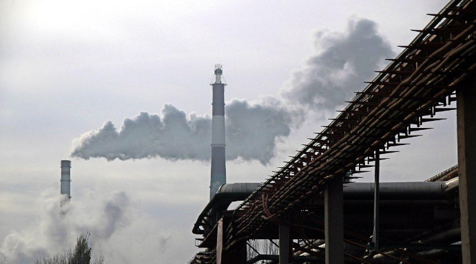 Humo saliendo de una chimenea industrial.