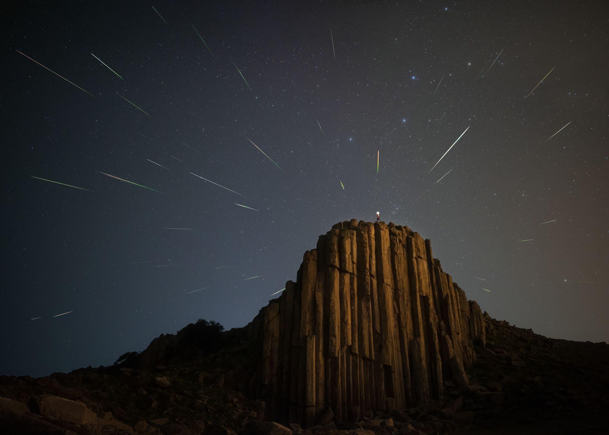 Tragovi meteora viđeni iznad vrha litice u okrugu Baočang, Unutrašnja Mongolija, Kina, 13. avgusta 2021. godine