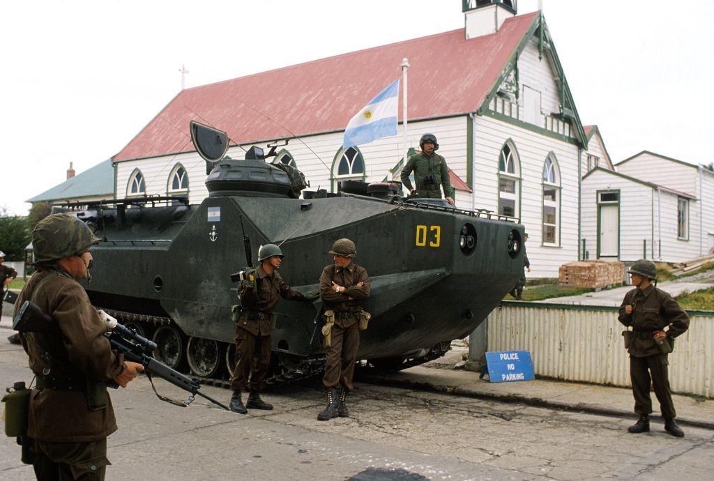 Bandeiras argentinas em pr&eacute;dios de Stanley, capital das Malvinas/Falklands, em abril de 1982