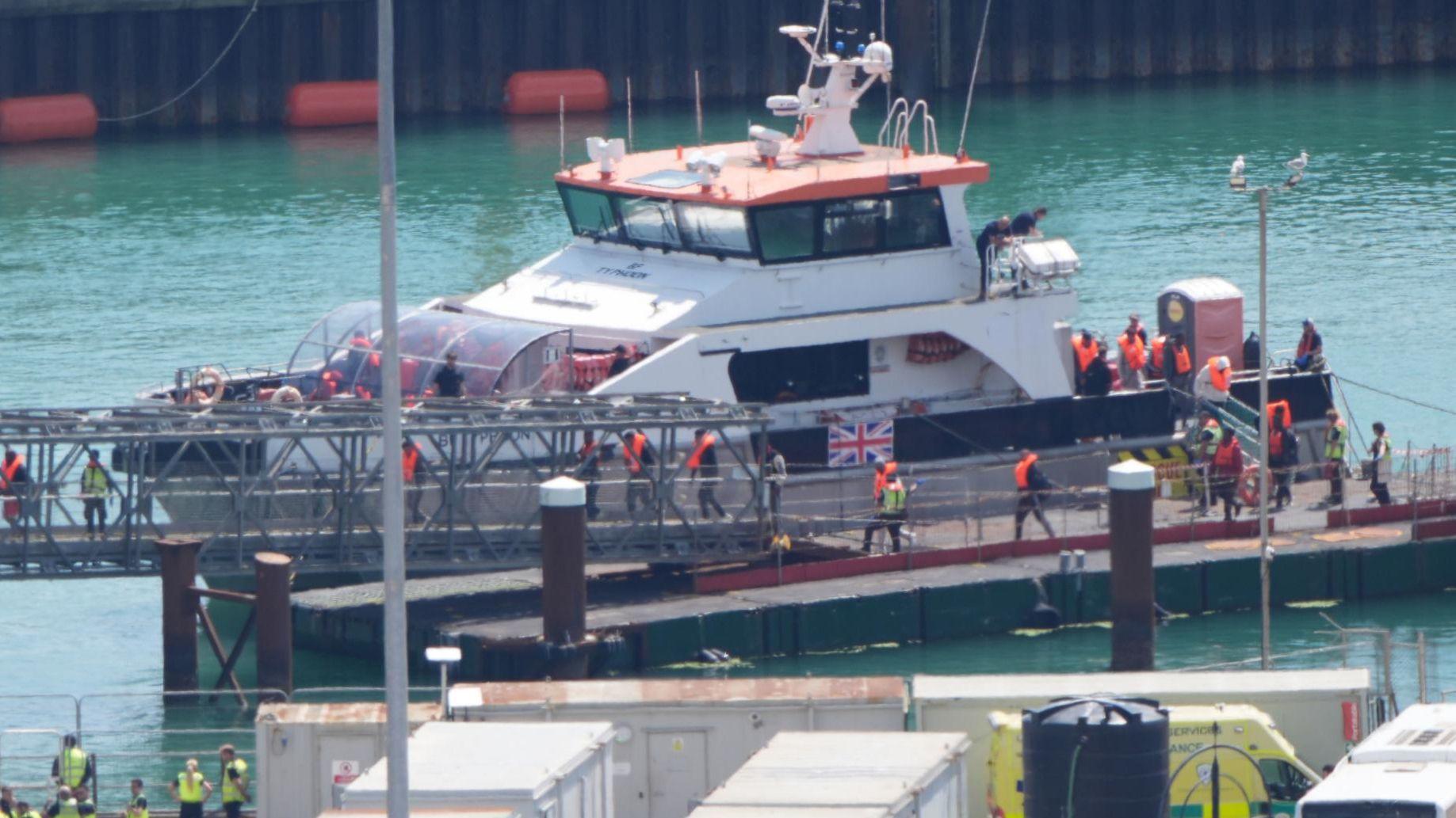 More than 200 migrants picked up in Channel as Starmer and Macron finalise returns plan