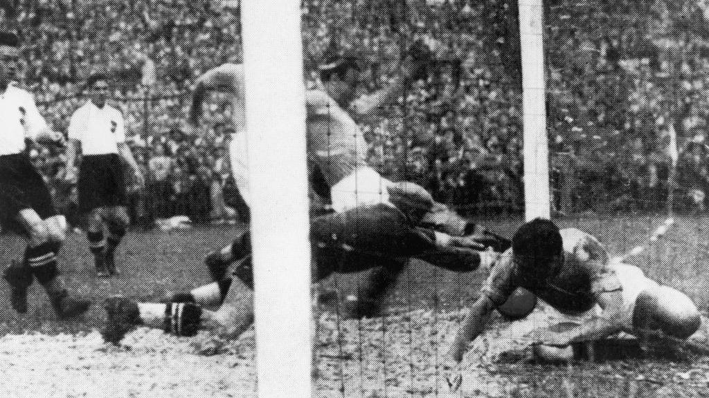 Enrico Guaita empuja el balón hacia la portería en la victoria por 1-0 sobre Austria en las semifinales del Mundial de 1934