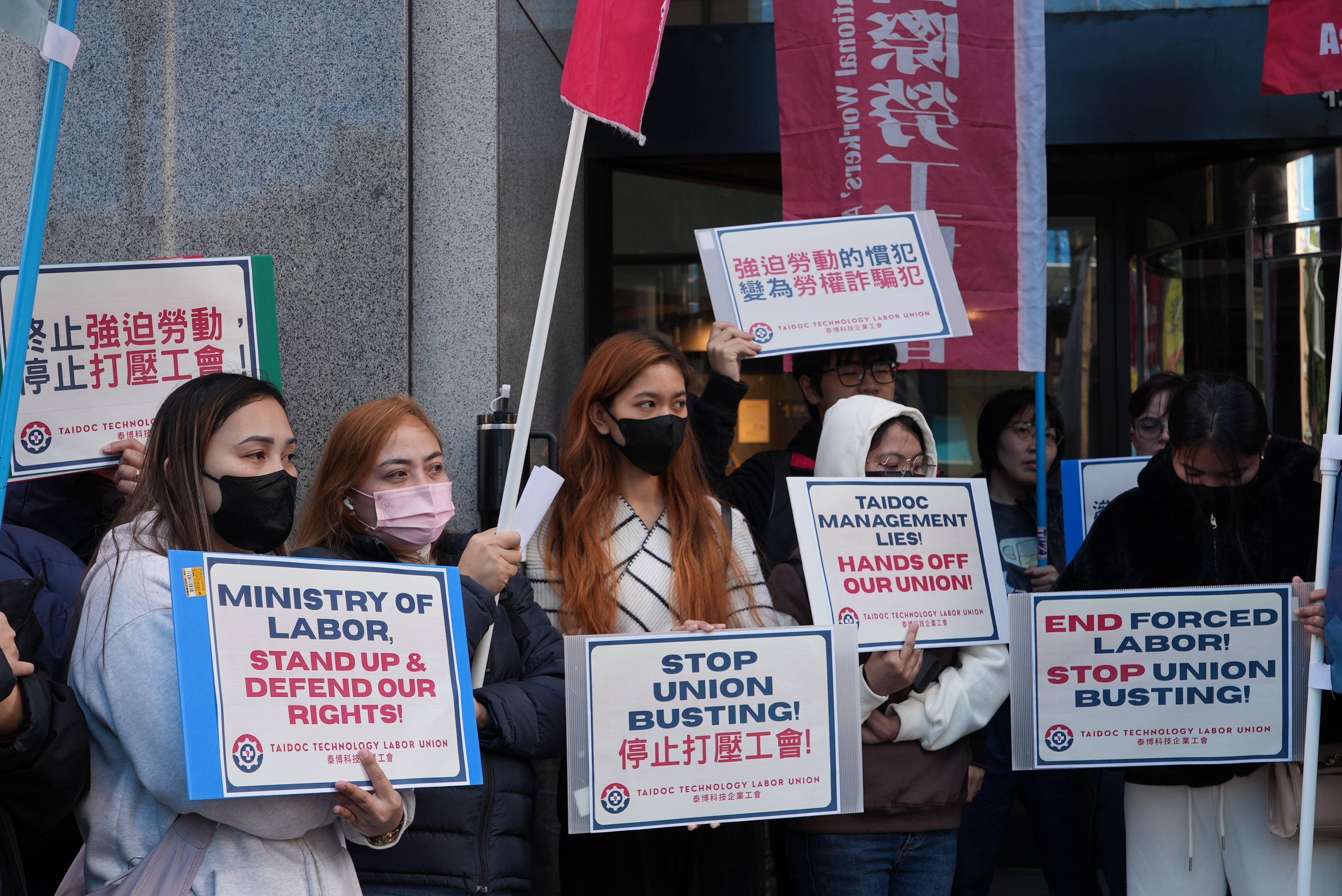 泰博工會移工們在台灣勞動部前舉行抗議。