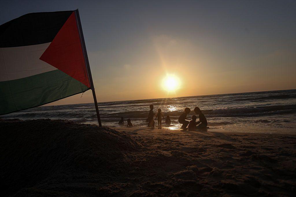 Unos niños palestinos en la playa en Gaza.