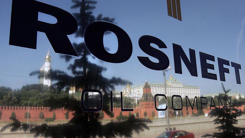 Logo en una ventana de la compañía petrolera rusa Rosneft