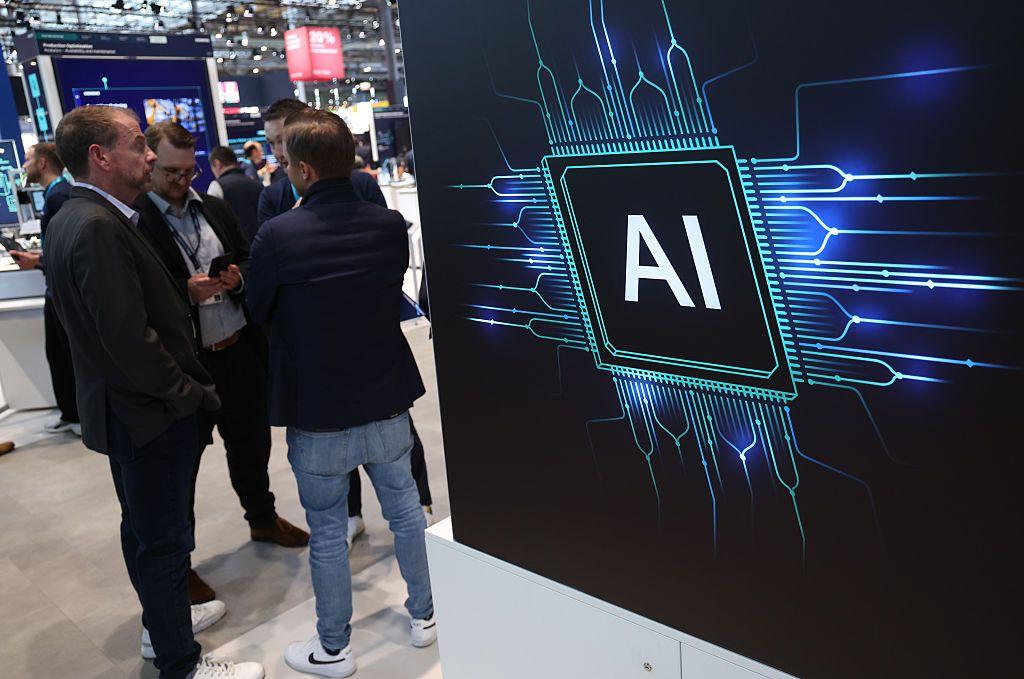 Una pantalla con un logo de IA en un centro de convenciones.