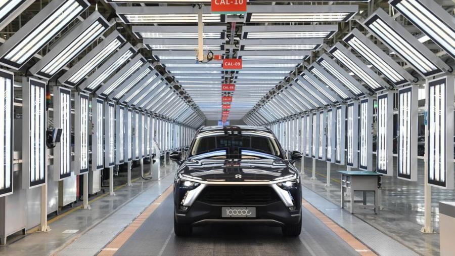 2021年4月7日，中國車企蔚來第10萬輛車下線。而僅在2022年蔚來就交付了12.2萬輛車，增幅34%。