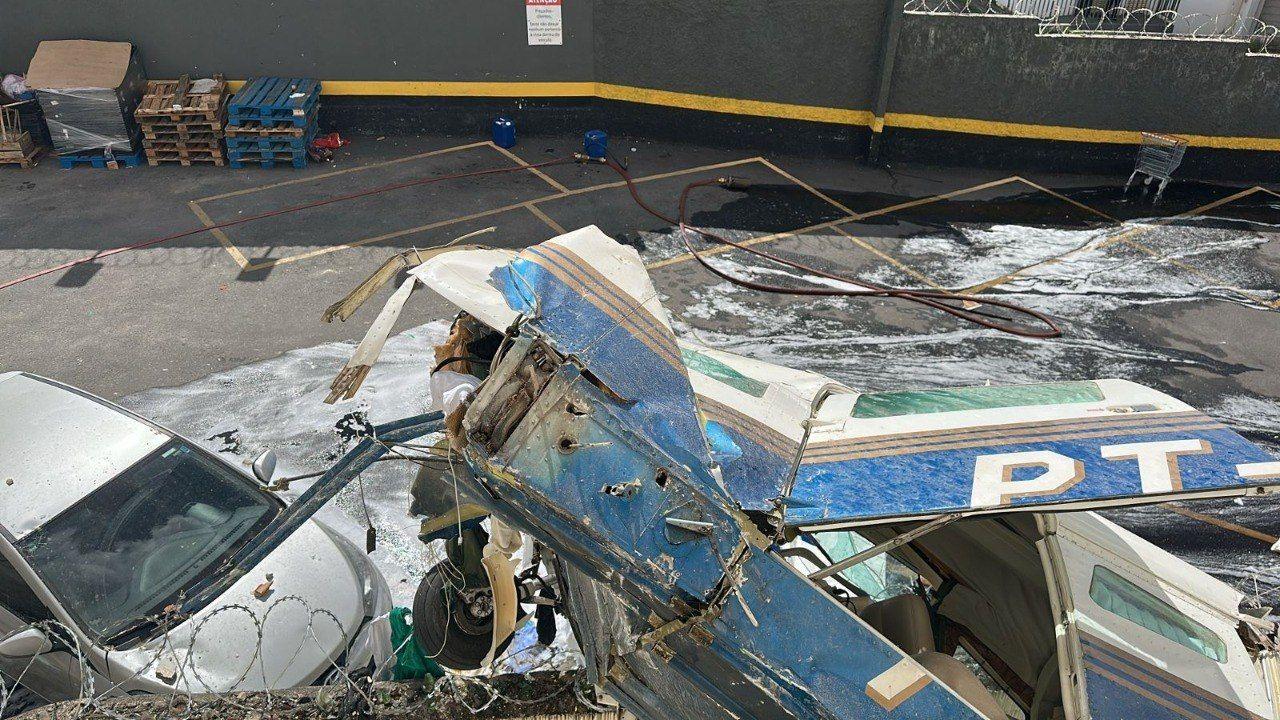 Destro&ccedil;os de avi&atilde;o em estacionamento de BH