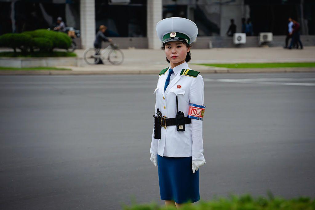 Una mujer uniformada en una plaza de Pyongyang. 