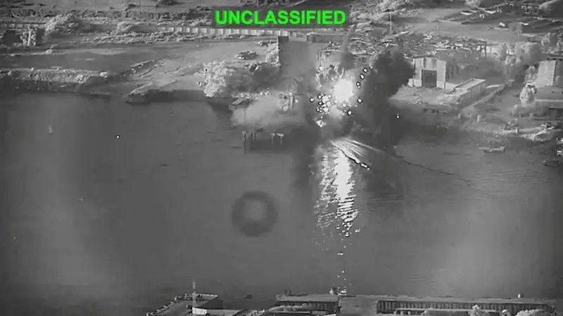 Tangkapan layar dari video yang dirilis militer AS pada 13 Juli, yang menurut mereka menunjukkan serangan terhadap sebuah fasilitas pemeliharaan di Bandar Abbas, Iran.