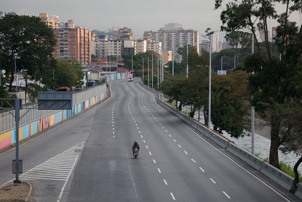 Una avenida de Caracas, desierta, pocas horas después del ataque de Estados Unidos en que fue capturado Nicolás Maduro. 
