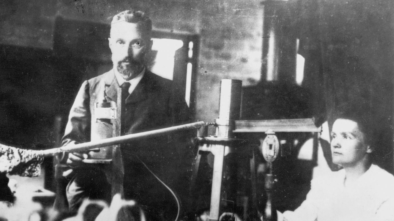 Marie y Pierre Curie en su laboratorio