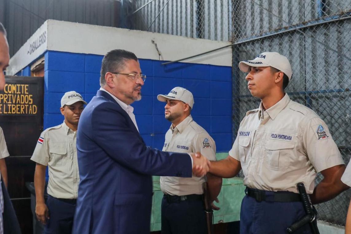 El presidente, Rodrigo Chaves, en una de las cárceles de Costa Rica