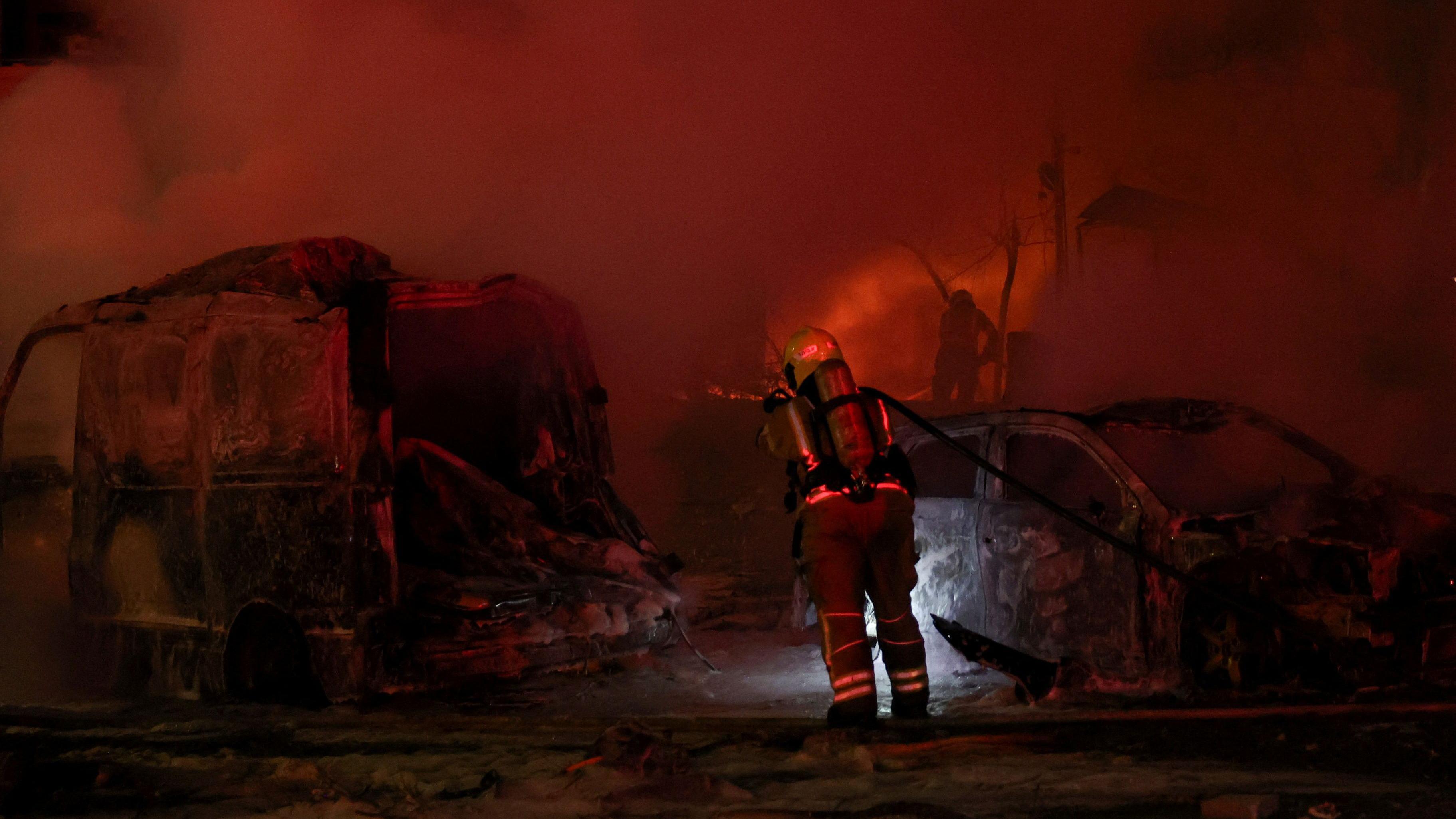 Bombeiro apaga incêndio