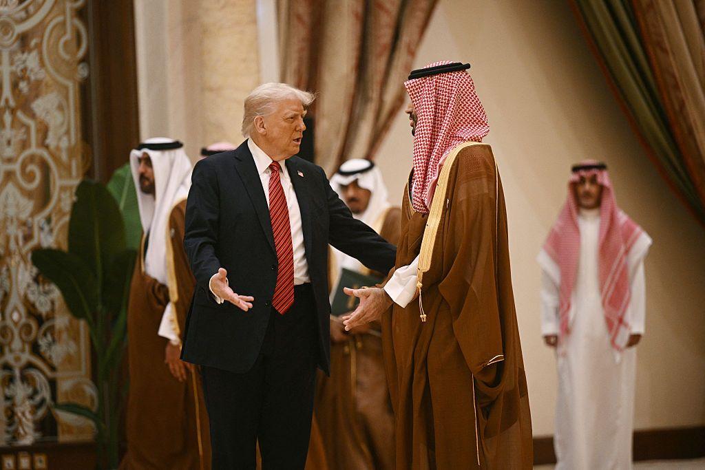 El presidente Donald Trump se encuentra con el prícipe Mohammed bin Salman durante una visita a Arabia Saudita en mayo de 2025