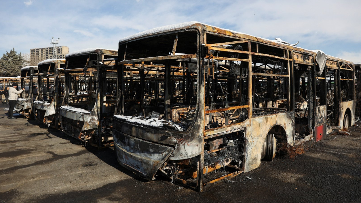 مجموعة من الحافلات المحترقة أثناء الاحتجاجات الإيرانية