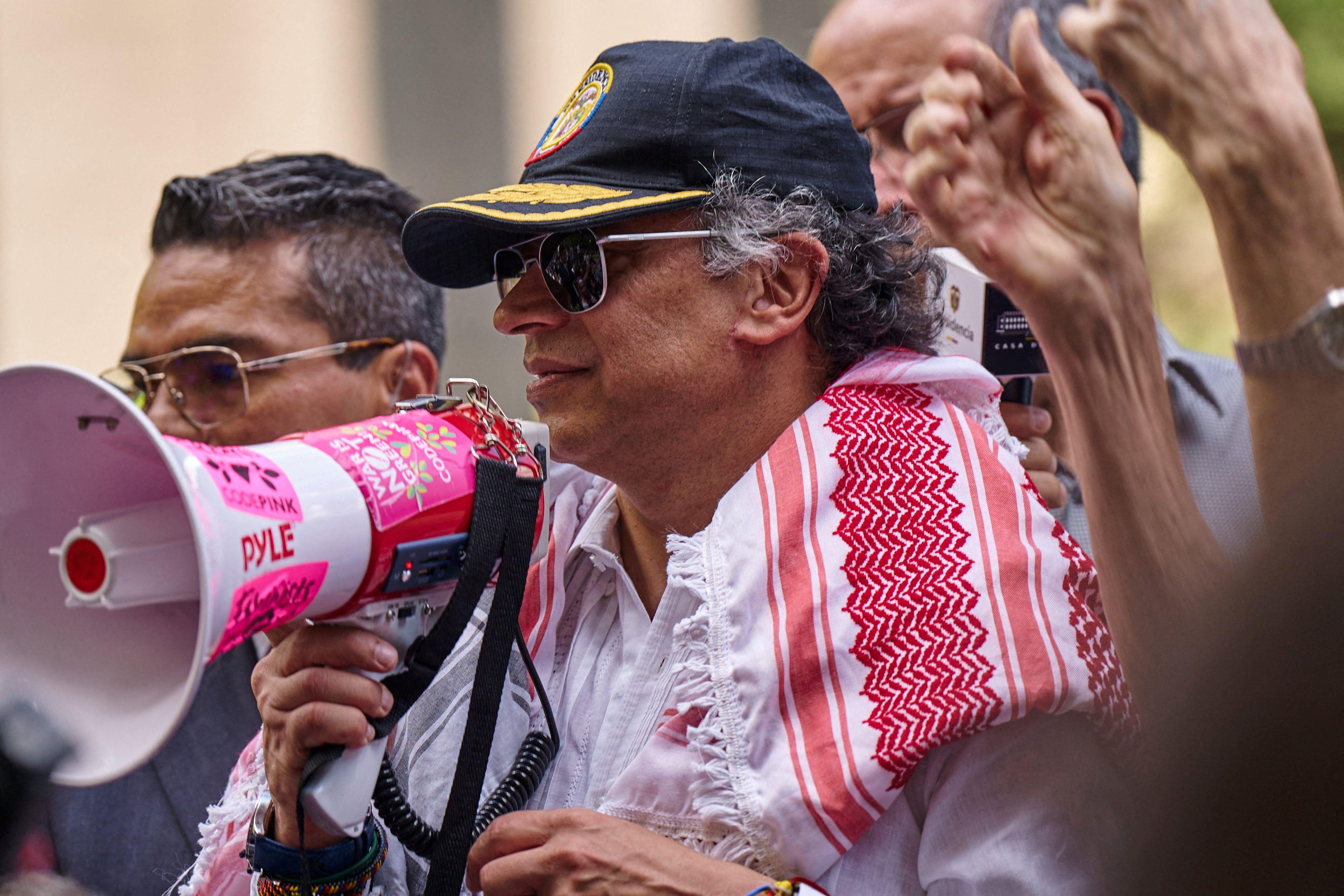 Gustavo Petro con un megáfono en mano en una asamblea pro palestina en Nueva York