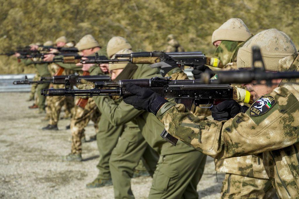 Близько тисячі добровольців беруть участь у військових навчаннях у Російському університеті спеціального призначення, де готують бійців спецпризначення, в Гудермесі, Росія, 28 лютого 2023 року.