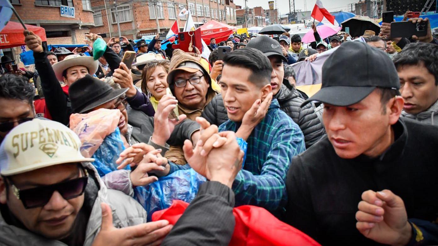 Andrónico Rodríguez en medio de una multitud en El Alto, Bolivia. 