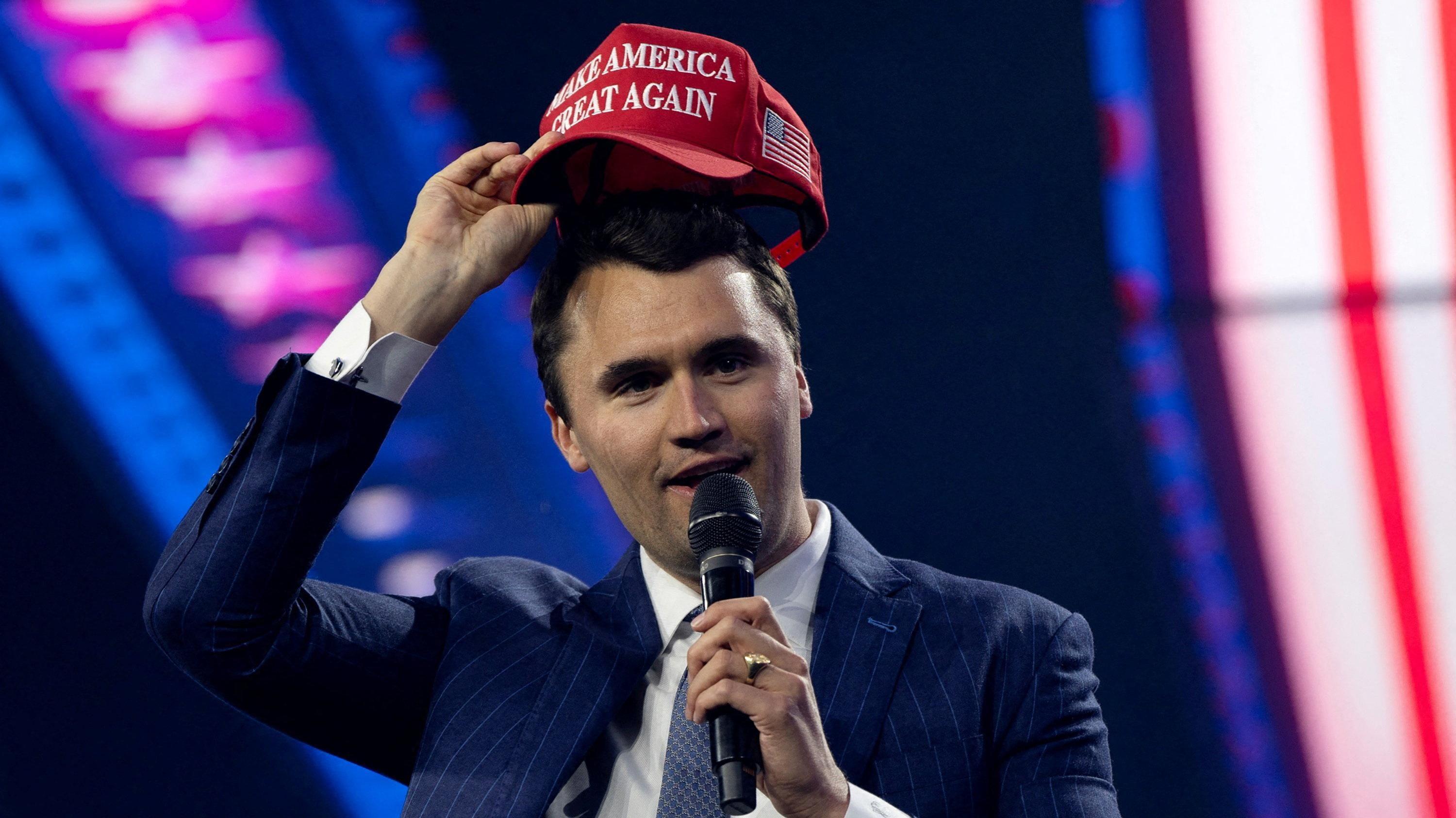 تشارلي كيرك، مؤسس Turning Point USA، يرتدي قبعة MAGA خلال مؤتمر في أريزونا، الولايات المتحدة الأمريكية، في 19 ديسمبر كانون الأول 2024.