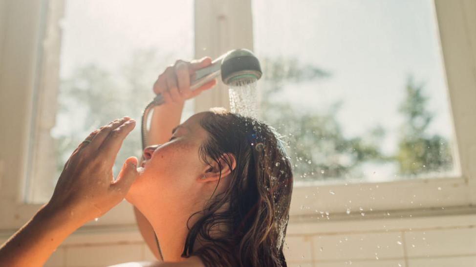 Mujer bajo la ducha